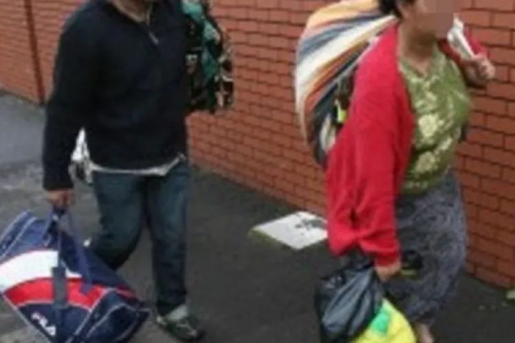 Alertă de înșelătorie în Cluj: Mai mulți șarlatani împart haine oamenilor în Dâmbu-Rotund și cer bani în numele Parohiei Reformate:„Nu avem nicio legătură”