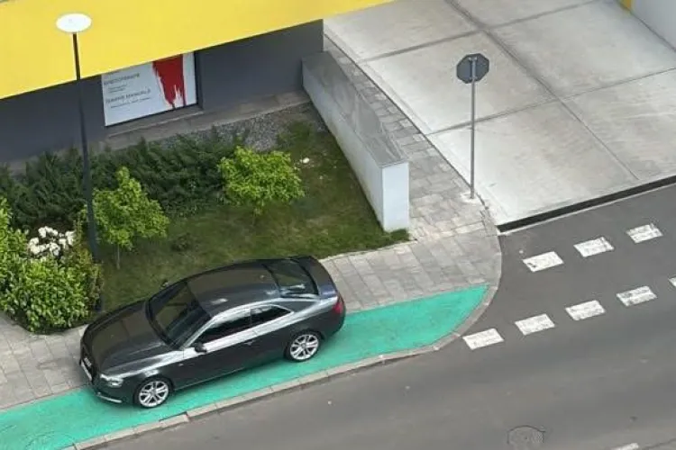 Un șofer de weekend din Cluj s-a parcat unde i-a dat lui bine, adică pe banda destinată bicicliștilor: „O parcare de 5 stele!” FOTO