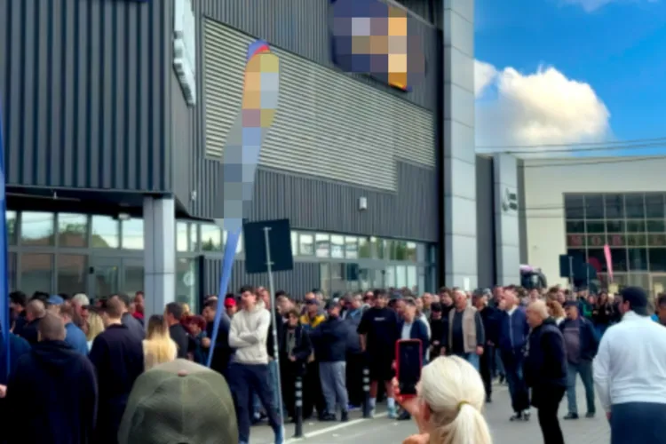 Clujenii au stat la cozi uriașe timp de câteva ore la un magazin de electrocasnice. Ce i-a convins să aștepte ore întregi la rând ca pe vremea comunismului