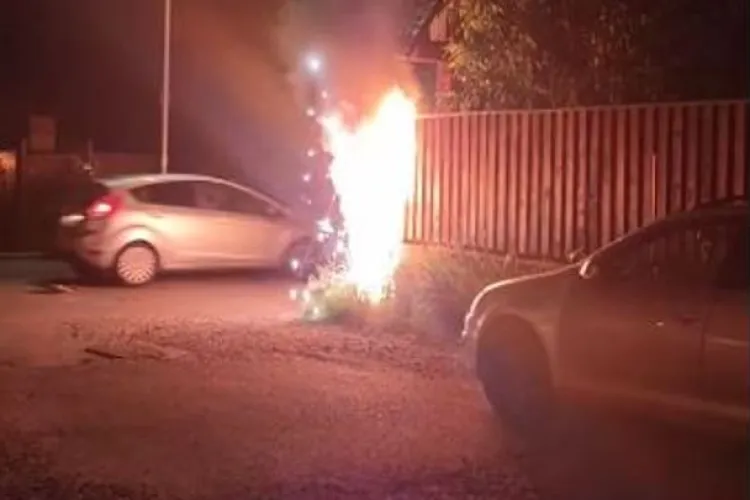 Un transformator electric a luat foc pe o stradă din Florești, lângă o mașină parcată. Flăcările au fost ca artificiile VIDEO