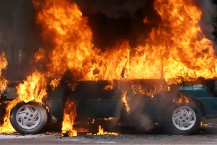 Clujean arestat după ce a dat foc mașinii fostei iubite, pe care a amenințat-o cu moartea. Avea interdicția de a o contacta