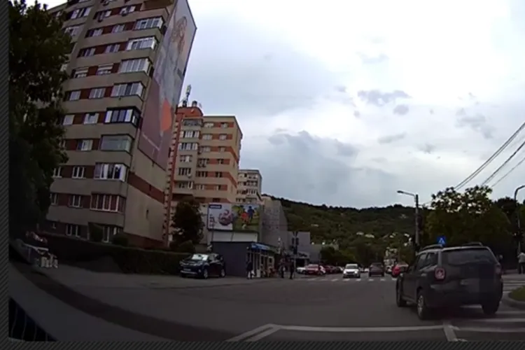 BMW sau Dacia, șmecheria e tot șmecherie! Șofer surprins în Cluj în timp ce forțează o manevră periculoasă: „ A trecut ca o săgeată” VIDEO