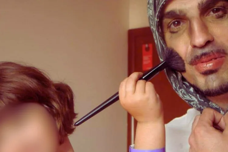 Motivul pentru care solistul trupei Hara s-a lăsat machiat de fiica sa. „Când ești tată de fată” FOTO