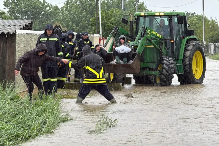 FOTO. Eroii din umbră, surprinși în acțiune! Imagini RARE cu salvatorii care au scos sute de oameni din calea apelor: „Vă mulțumim”