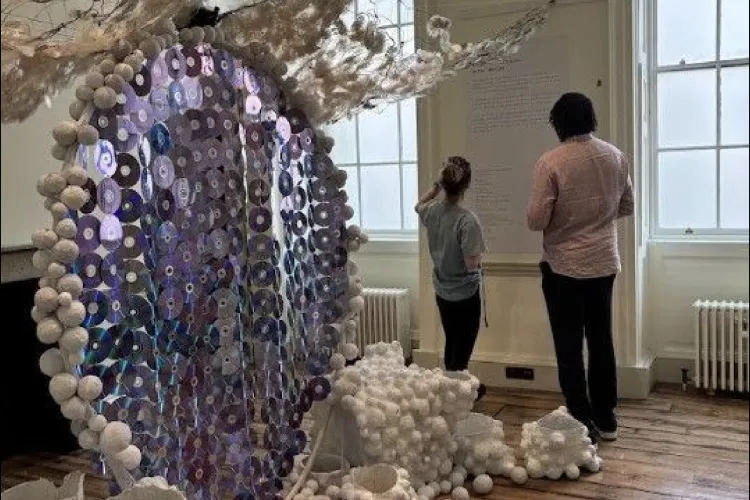 Clujul cucerește Londra: Opera de artă din inima orașului promovează sustenabilitate materialelor ignorate de mulți