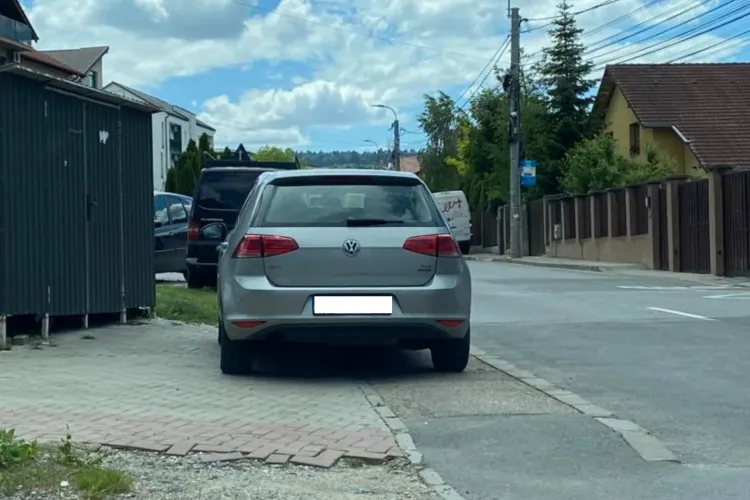 Nesimțire cât încape! Un trotuar de lângă intersecție, transformat în parcare, în Cluj-Napoca: „Nu ne putem asigura din cauza voastră!” FOTO