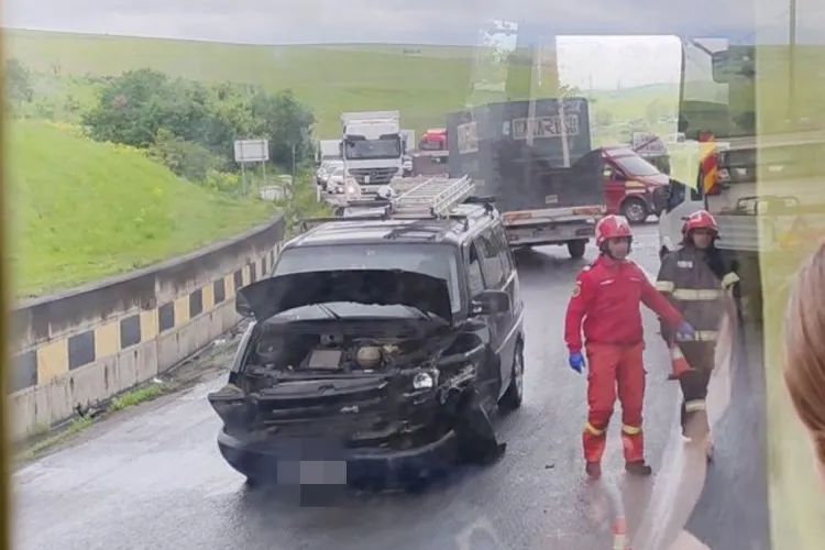 Accident cu trei mașini implicate pe drumul spre Cluj: Trei persoane au fost rănite. Traficul este îngreunat și coloana de mașini se întinde până în Huedin