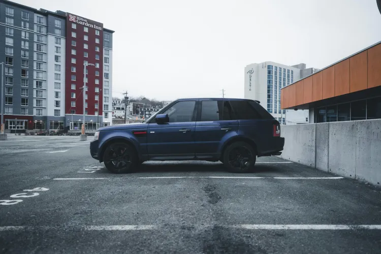 La Cluj, parcarea e sport extrem, mai ales când vecinul are colecție de mașini scumpe: „Blochează accesul la centrala electrică și îngreunează traficul!”