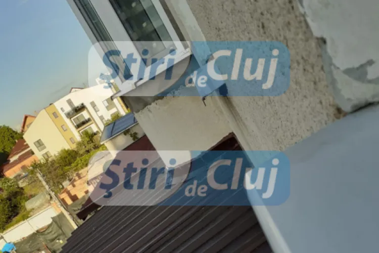 Coșmarul unei pensionare din Cluj! Vecinul i-a ridicat o terasă în fața geamului și e îngrozită că se va trezi cu el în casă: „Face atacuri de panică!”FOTO