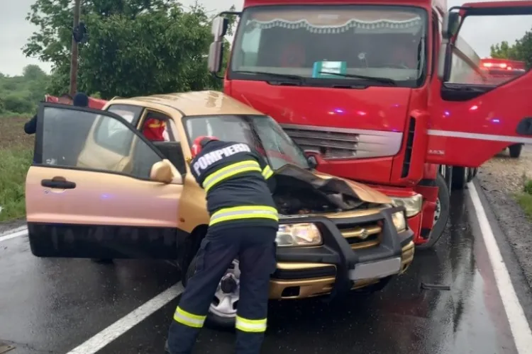 Accident grav! Traficul este blocat după impactul dintre un autoturism și un camion. A intervenit descarcerarea 