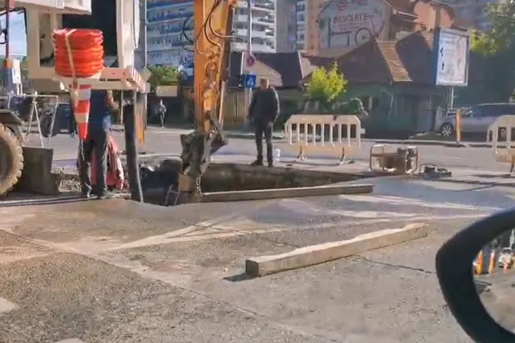 VIDEO Un „crater” uriaș a fost săpat în asfalt în Cluj-Napoca: Traficul a fost îngreunat de lucrări pe strada Dorobanților, la capătul dinspre Iulius Mall