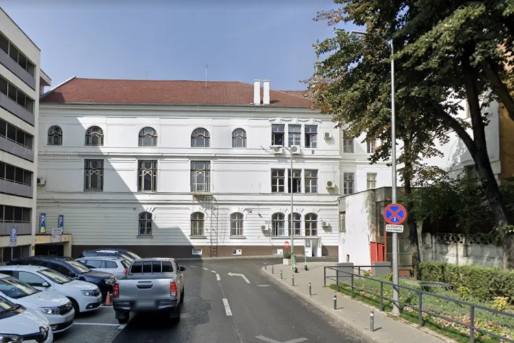 Parcare cu scandal în Cluj: O femeie și-a ieșit din fire după o tamponare minoră și a distrus bariera de acces – martorilor nu le-a venit să creadă ce văd!