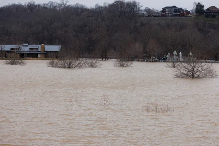 Cod galben de INUNDAȚII la Cluj, pe Someșul Mare, începând de la ora 12. Codul ROȘU pentru estul Transilvaniei rămâne în vigoare
