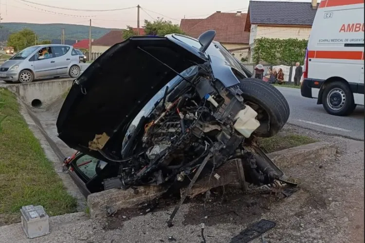 Accident rutier în Cluj: Tânără de 20 de ani descarcerată de pompieri după ce mașina sa a izbit violent un cap de pod FOTO
