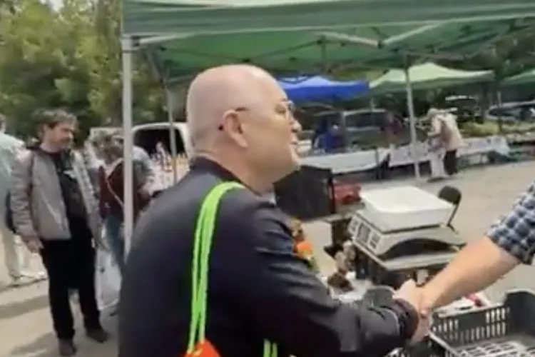 Ce și-a cumpărat Emil Boc din piața volantă de la Cluj Arena! Primarul îi provoacă pe clujeni să descopere produsele locale VIDEO