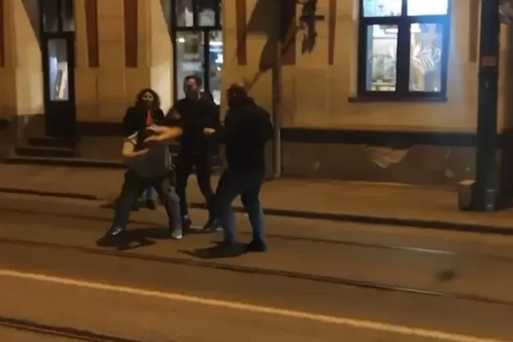 Ireal! Turiștii de la o pensiune din Cluj, bătuți crunt de un agent de securitate chemat că era gălăgie: „Pumni în cap, tras de păr, dat de pământ”