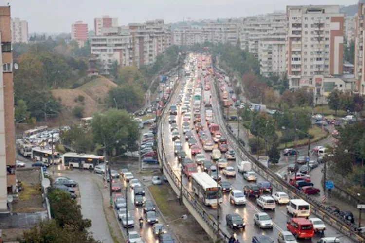 Clujenii își dau cu părerea despre motivele traficului de coșmar la orele „nepotrivite”. Dusul copiilor la școală cu mașina, cap de listă!