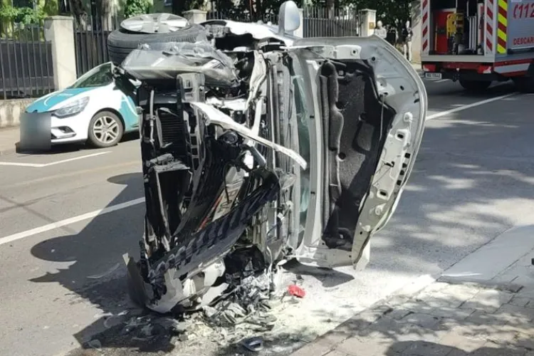 Accident cu trei autoturisme implicate pe Republicii în Cluj-Napoca. O mașină s-a răsturnat și a luat foc. Un bărbat este rănit VIDEO FOTO