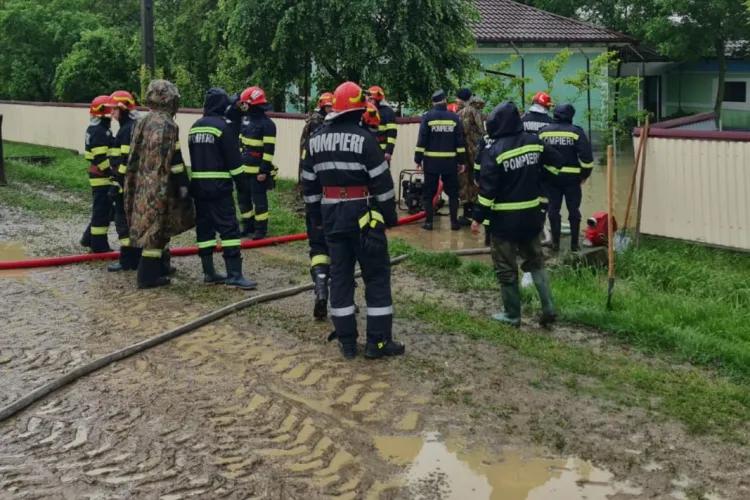 Din Cluj, direct în mijlocul dezastrului! Pompierii clujeni, trimiși în nord-estul țării să se lupte cu inundațiile FOTO
