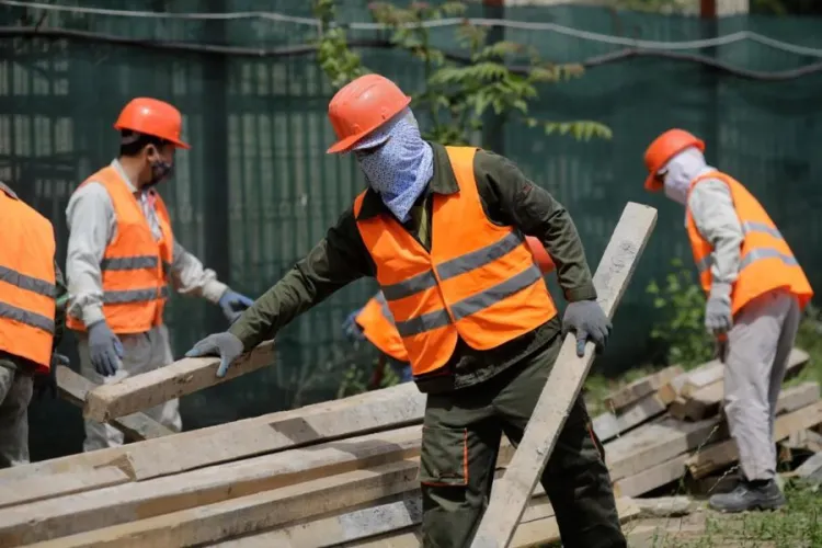 Zeci de nepalezi, care munceau ilegal la o firmă de construcții, au fost prinși de polițiștii clujeni. Tinerii străini au ajuns ilegal în România