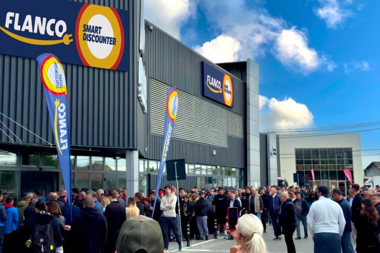 VIDEO Reduceri de 67% și premii uriașe: clujenii au stat la coadă la deschiderea Flanco Smart Discounter!
