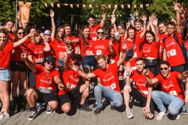 Vrei să trăiești magia UNTOLD din culise? Ediția X caută peste 2.000 de voluntari pentru a face parte din povestea celui mai mare festival al verii