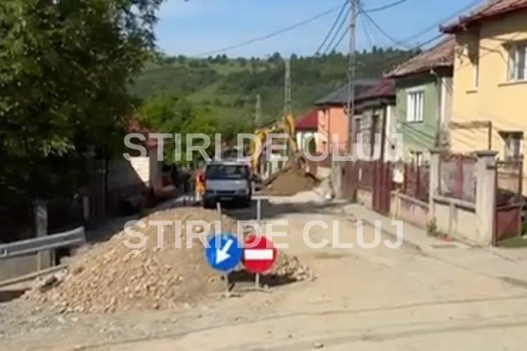După luni de nervi și haos într-o comună din Cluj, pe Strada Privighetorii începe asfaltarea! Locuitorii speră că nu e doar o promisiune VIDEO