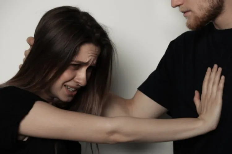 Statul întinde o mână femeilor abuzate: Fără taxe pentru cele care fug de violență și cer dreptul la o viață nouă