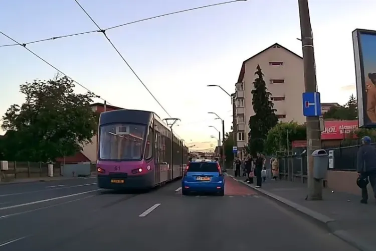 Șofer inconștient în Cluj-Napoca: Nu a dat prioritate călătorilor tramvaiului oprit în stație VIDEO
