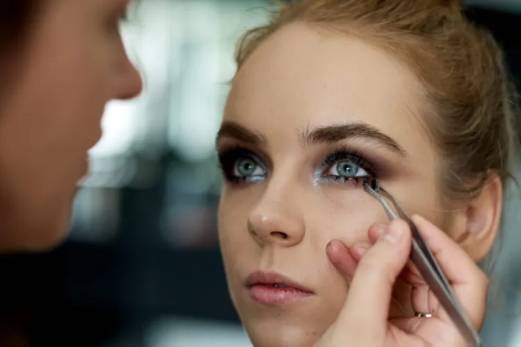 Lasă-te fardată ca o vedetă, de make-up artiști profesioniști, la Iulius Mall Cluj! Experți de la branduri celebre de cosmetice te învață „trucuri” de star