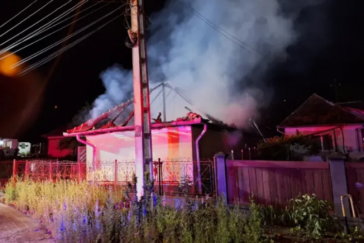 Cluj- Incendiu puternic: O casă a luat foc, după ce flăcările s-au extins de la o anexă. Doi oameni transportați la spital. 30 de pui de găină au murit