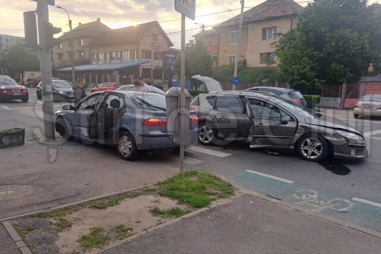 Accident în seara asta în Cluj-Napoca, pe o stradă cunoscută pentru accidente frecvente: Două mașini implicate FOTO