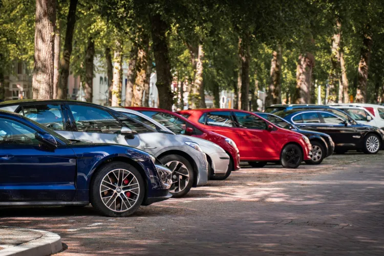 Adio parcare improvizată la Cluj! Zeci de mașini rămân fără loc după dispariția unui spațiu folosit informal: „Terenul arăta jalnic, dar era util”