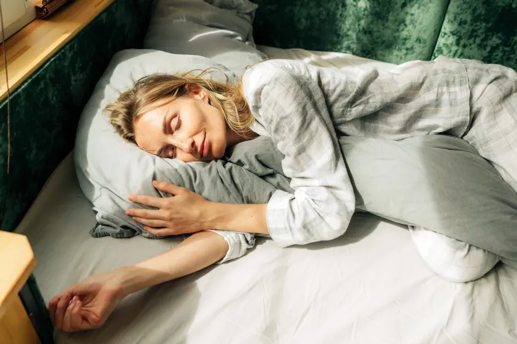 De ce nu cădem din pat în somn? Corpul tău are un „pilot automat” care te salvează noapte de noapte, fără să știi!