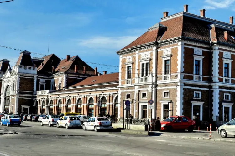 Imagine tristă pentru turiștii care ajung la Cluj: Stația Gării, „sufocată” de mizerie și indivizi dubioși