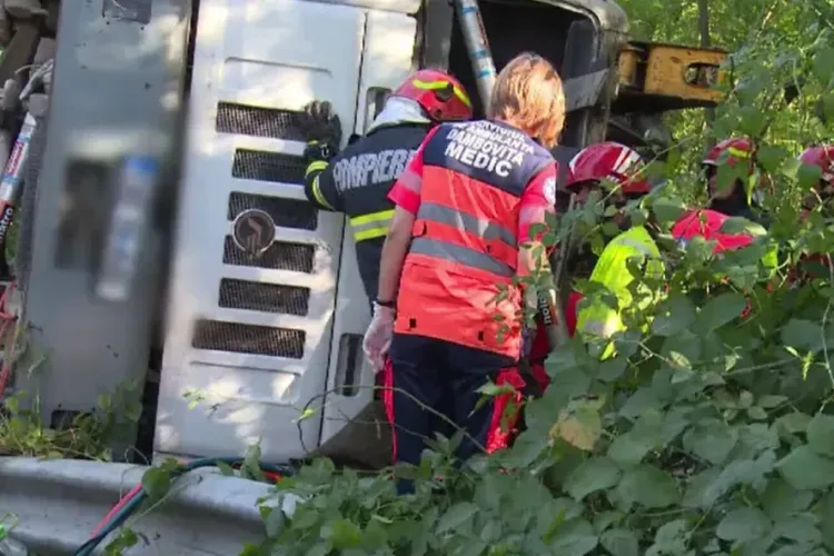 Scenă de groază în seara asta în Dej: Un bărbat prins sub cabina unui camion, salvat de martori și dus inconștient la spital