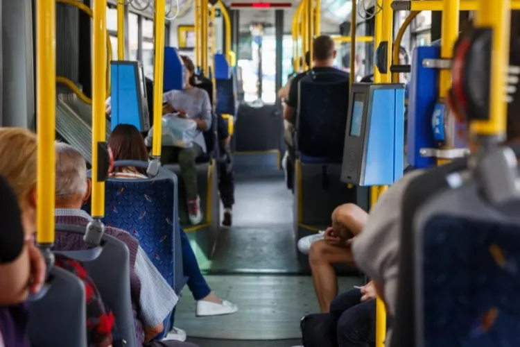 Scenă revoltătoare într-un autobuz din Cluj. Un pasager beat fotografia femei, iar reacția unui tânăr devine exemplu de civism