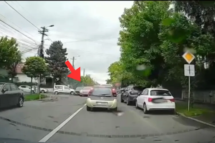 Când „las’ că încăpem amândoi” devine „oops, ne-am tamponat”: Doi șoferi din Cluj au încercat imposibilul pe o singură bandă VIDEO