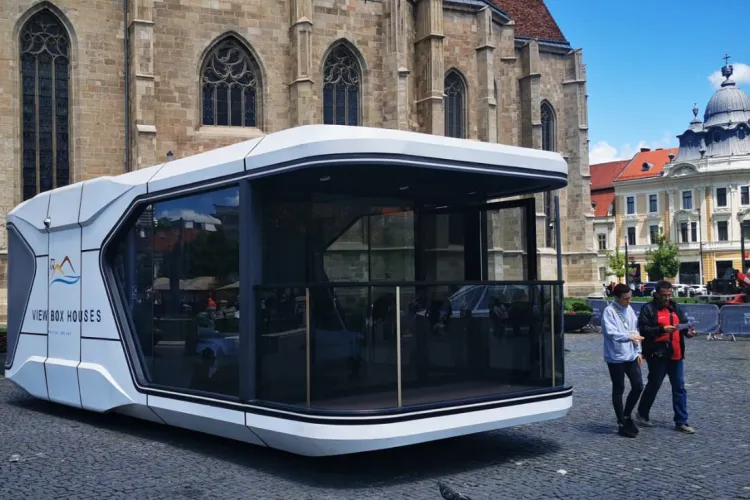 Ce este „OZN-ul” care a aterizat azi în Piața Unirii ? FOTO VIDEO