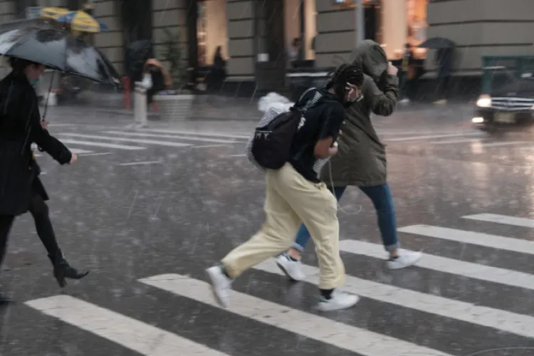 Furtună de vară lovește Clujul! Cod Galben de ploi torențiale, grindină și vijelii – ce anunță meteorologii pentru această după-amiază