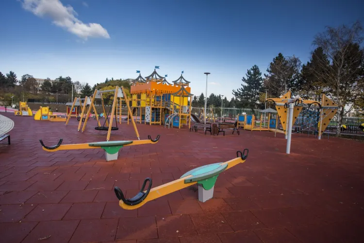 Copiii, dați afară din zona pentru seniori din baza Gheorgheni! Paznicul, vigilent cu micuții, dar nu și cu cei care beau bere pe bănci