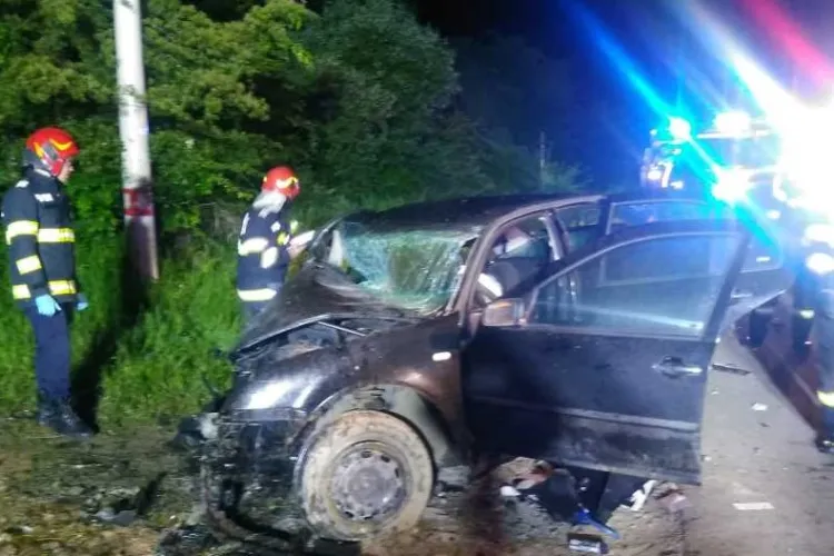 Accident grav! Un tânăr de 19 ani a murit, iar alți doi au ajuns în stare gravă la spital. Șoferul a intrat în coliziune cu un podeț