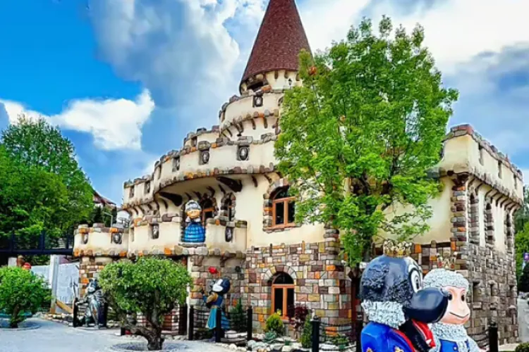 Castel de poveste în Ardeal. Pare desprins din filmele Disney! Este locul magic în care să duci copilul de 1 iunie: „Aici poveștile se trăiesc”