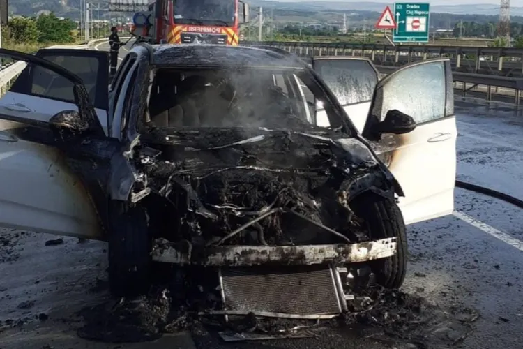 Autoturism în flăcări pe Autostrada A3 în Cluj. Mașina a ars în totalitate, șoferul a reușit să se salveze miraculos