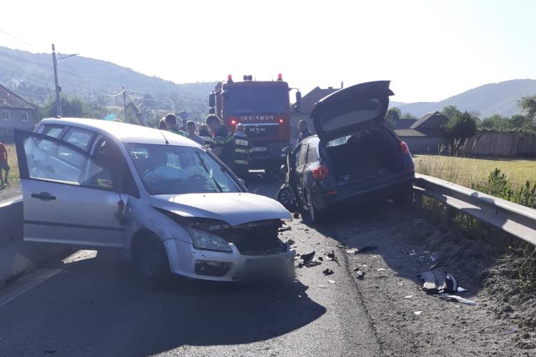 Două autoturisme distruse într-un accident la Cluj! O autospecială de descarcerare și o ambulanță s-au deplasat la fața locului
