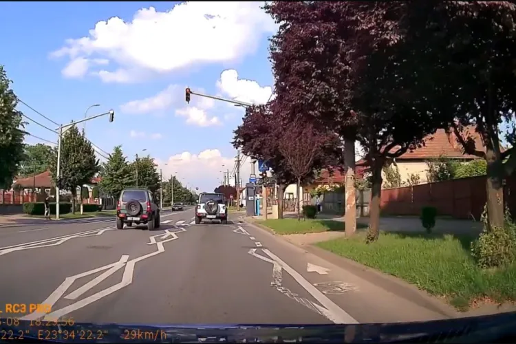 Scene ca din GTA, dar pe străzile Clujului: Un șofer a forțat semaforul roșu și a „zburat” peste trecerea de pietoni VIDEO