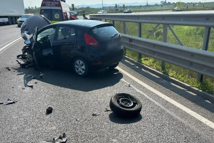 Clujul, sub „cod roșu” de accidente! Trei mașini s-au făcut praf! Șapte persoane, implicate în accident! Pompierii au intervenit de urgență