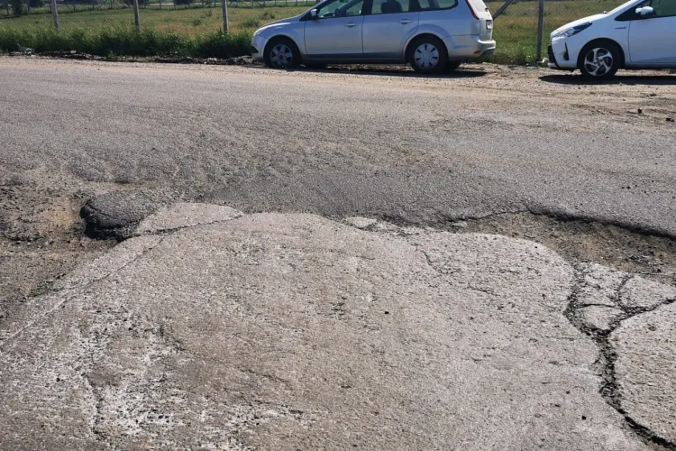 Cluj: Două „cratere” uriașe pun la încercare șoferii la ieșirea dintr-o benzinărie. Aparține de cea mai mare firmă din România, 4 miliarde profit VIDEO