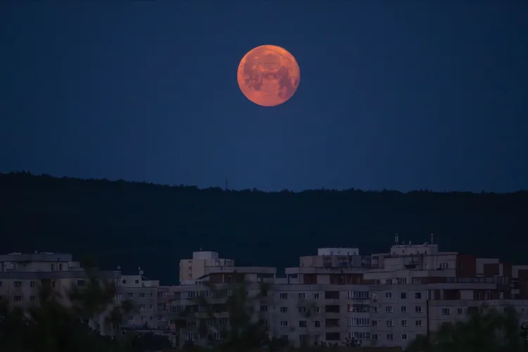 „Minge de foc” deasupra Mănășturului: Apus superb surprins aseară pe cerul Clujului FOTO