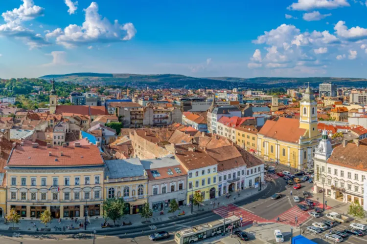 În Cluj, orașul cu cele mai scumpe imobiliare, Primăria dă în chirie spații cu sub 1 euro/mp, fără să verifice ce se face în ele: Doar pentru „norocoși”!